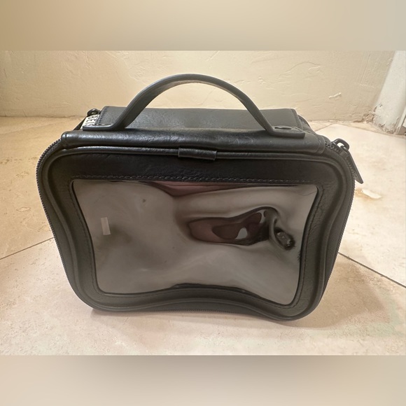 BEIS The On The Go Essential Case in Black - Picture 7 of 11